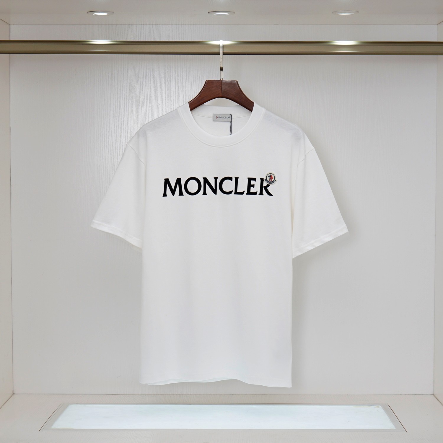 モンクレール MONCLER 半袖シャツ プリントシャツ クルーネックシャツ ブラック ホワイト レッド グリーン ブルー メンズシャツ Tシャツ 2色 - 画像 3