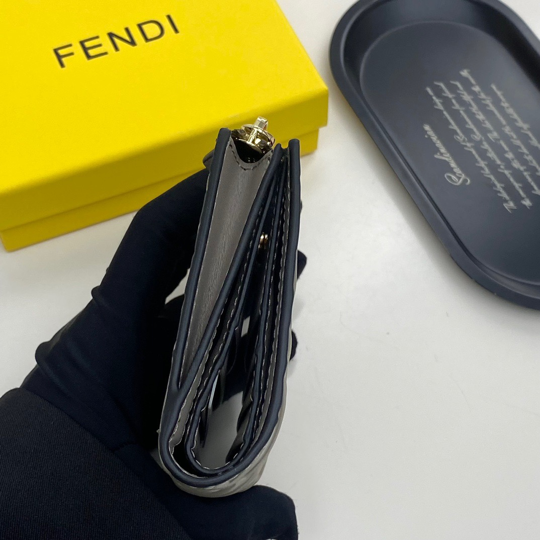 FENDI フェンディ コピー 財布 ミニ財布 ロゴ柄 ジップトップ 黒棕 大象灰 - 画像 9
