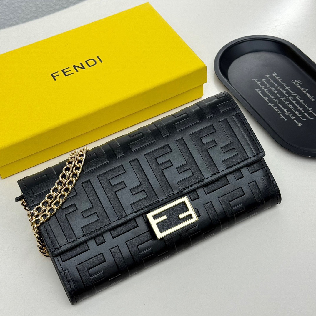 FENDI フェンディ コピー ミニショルダーバッグ ロゴ柄 本革 ゴールドチェーン ブラック