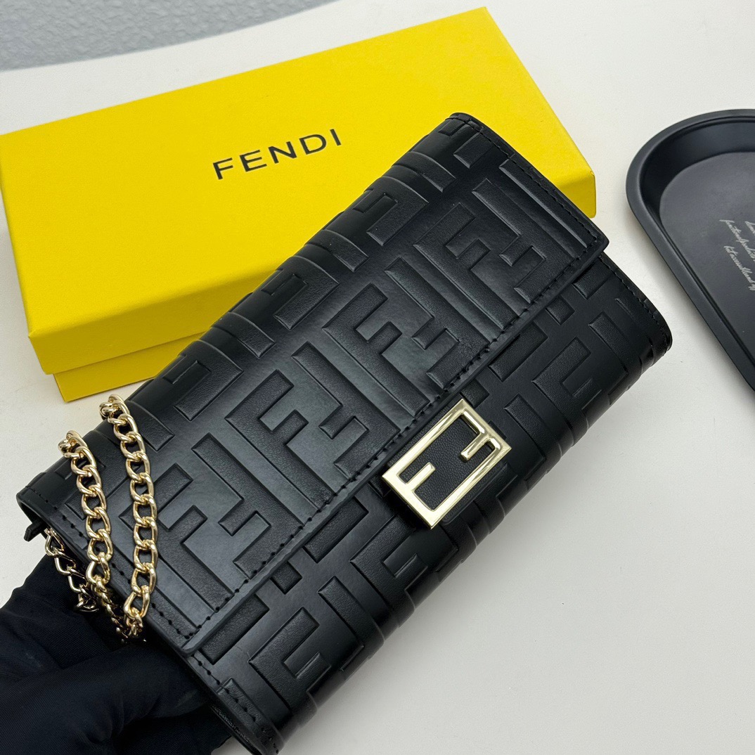 FENDI フェンディ コピー ミニショルダーバッグ ロゴ柄 本革 ゴールドチェーン ブラック - 画像 3