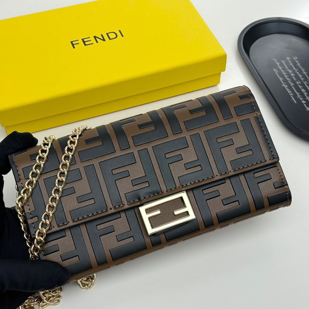 FENDI フェンディ メンズ レディース バッグ コピー 二つ折り チェーン付き ロゴ柄 黒茶 - 画像 2