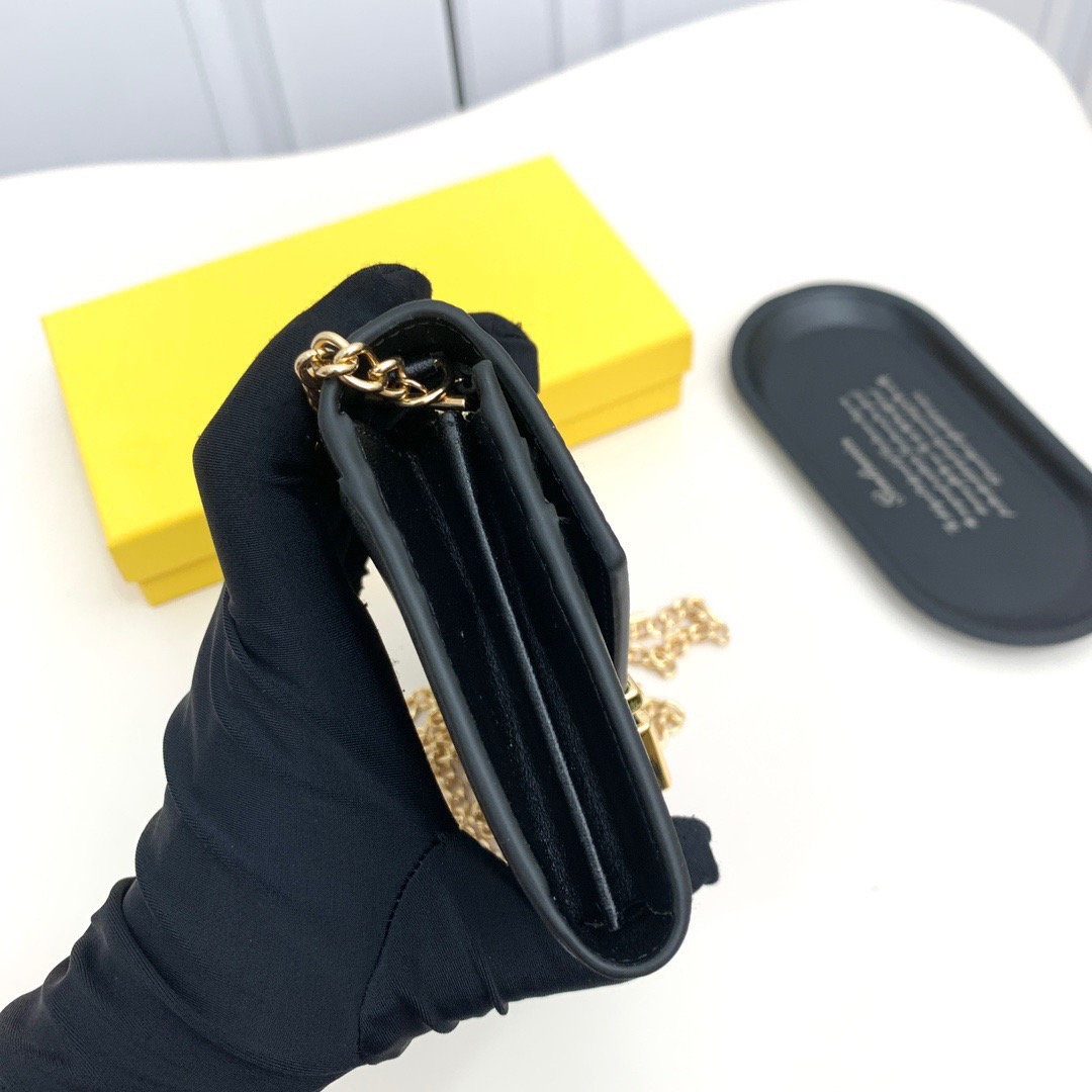FENDI バッグコピー ミニショルダーバッグ フェンディ ロゴ チェーン付き 黒 - 画像 4