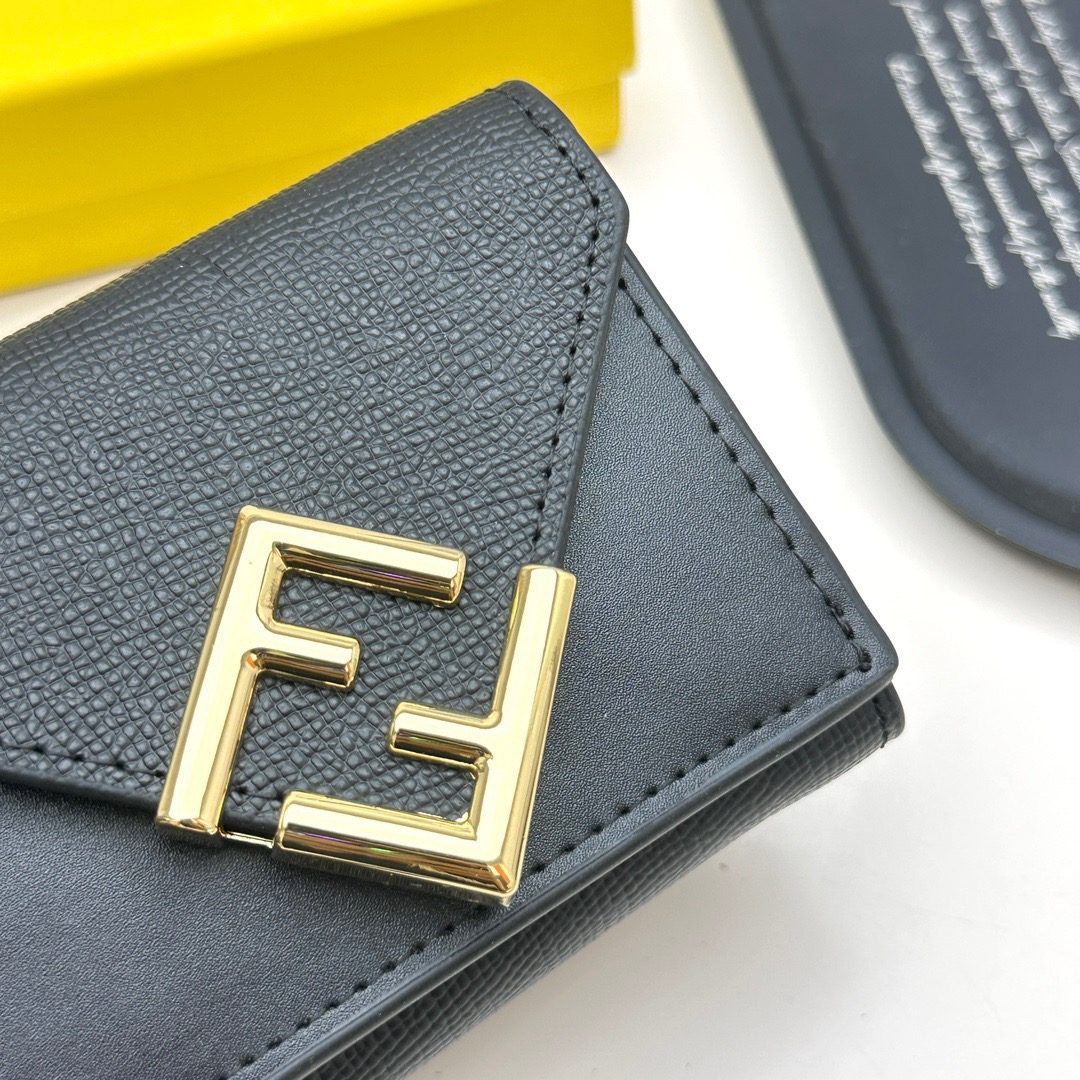 FENDI フェンディ コピー 財布 ミニ財布 本革 3つ折り チェーン付き ブラック - 画像 5