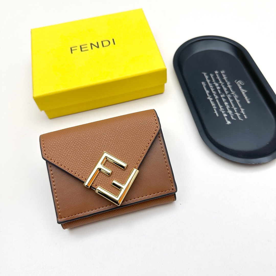 FENDI フェンディ コピー 財布 ミニ財布 カードケース 本革仕様 チェーン付き ブラウン