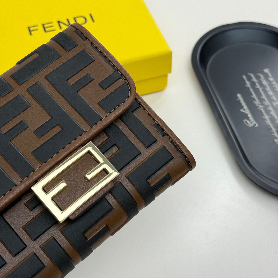 FENDI コピー ミニ財布 フェンディ ロゴ柄 チェーン付き 2WAY 斜め掛け ブラック ブラウン - 画像 4