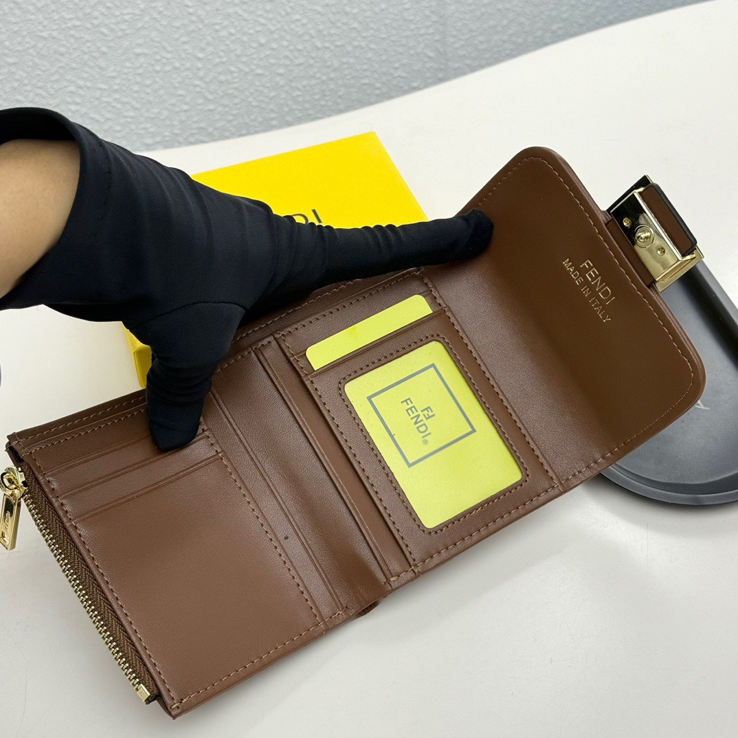 FENDI コピー ミニ財布 フェンディ ロゴ柄 チェーン付き 2WAY 斜め掛け ブラック ブラウン - 画像 6