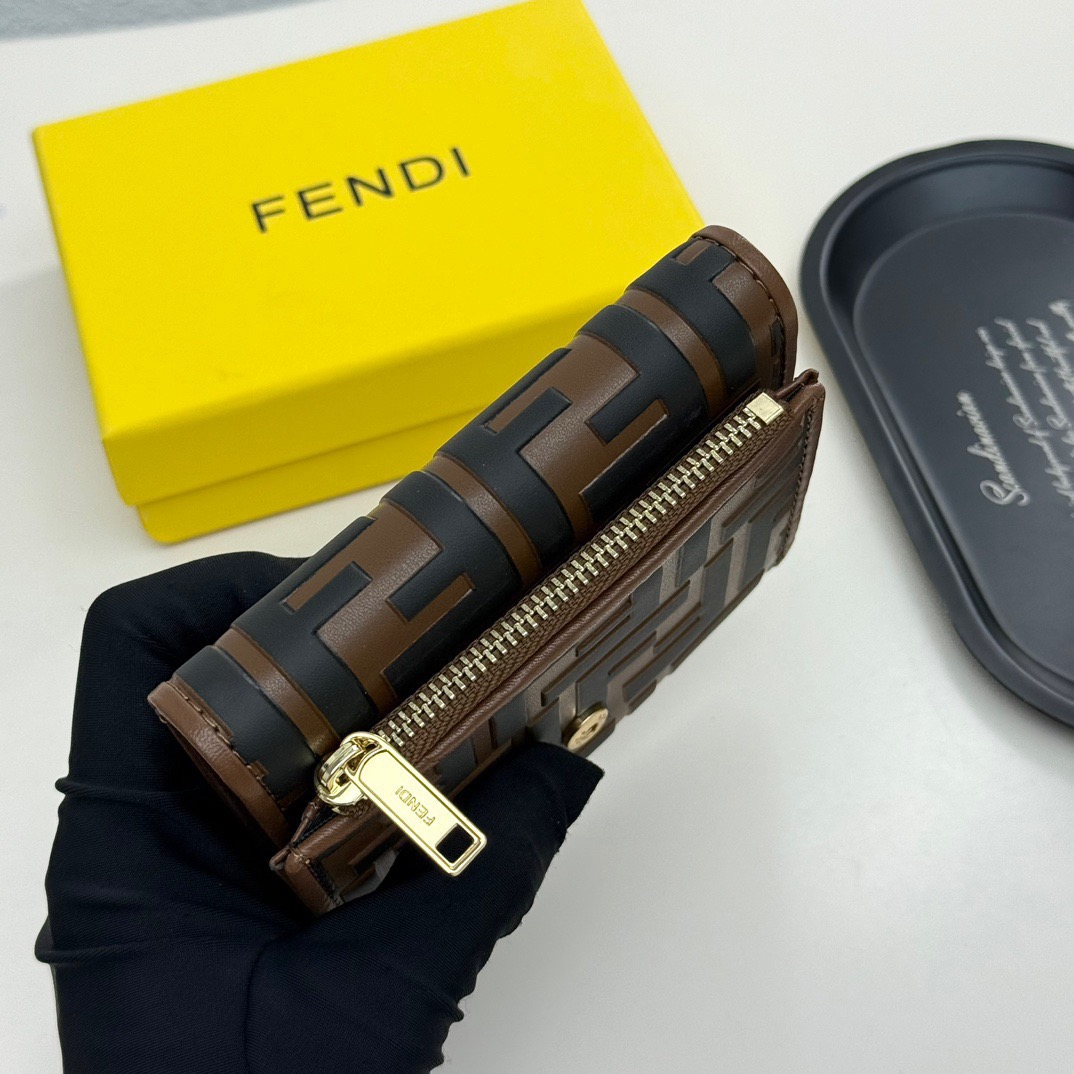 FENDI コピー ミニ財布 フェンディ ロゴ柄 チェーン付き 2WAY 斜め掛け ブラック ブラウン - 画像 7