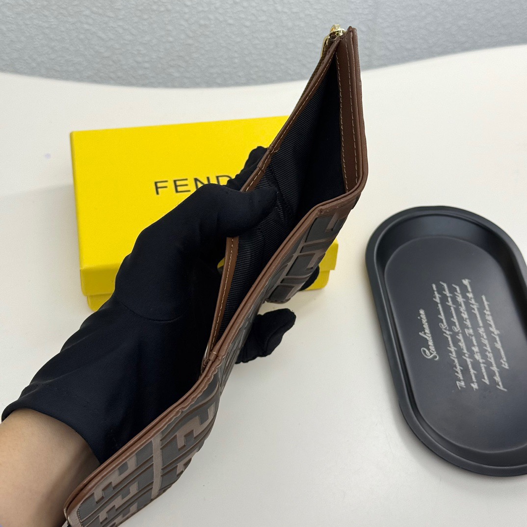 FENDI コピー ミニ財布 フェンディ ロゴ柄 チェーン付き 2WAY 斜め掛け ブラック ブラウン - 画像 8