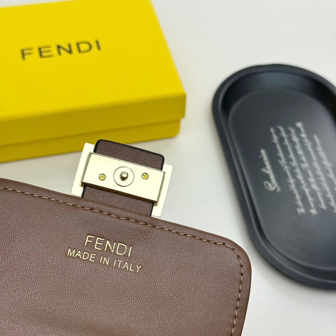 FENDI コピー ミニ財布 フェンディ ロゴ柄 チェーン付き 2WAY 斜め掛け ブラック ブラウン - 画像 9