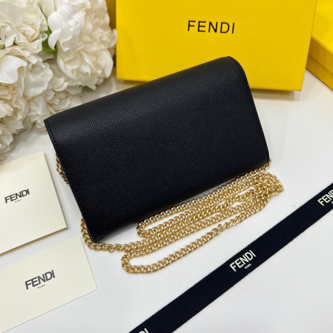 FENDI フェンディ ショルダーバッグ ロゴプレート チェーン付き 黒 - 画像 4