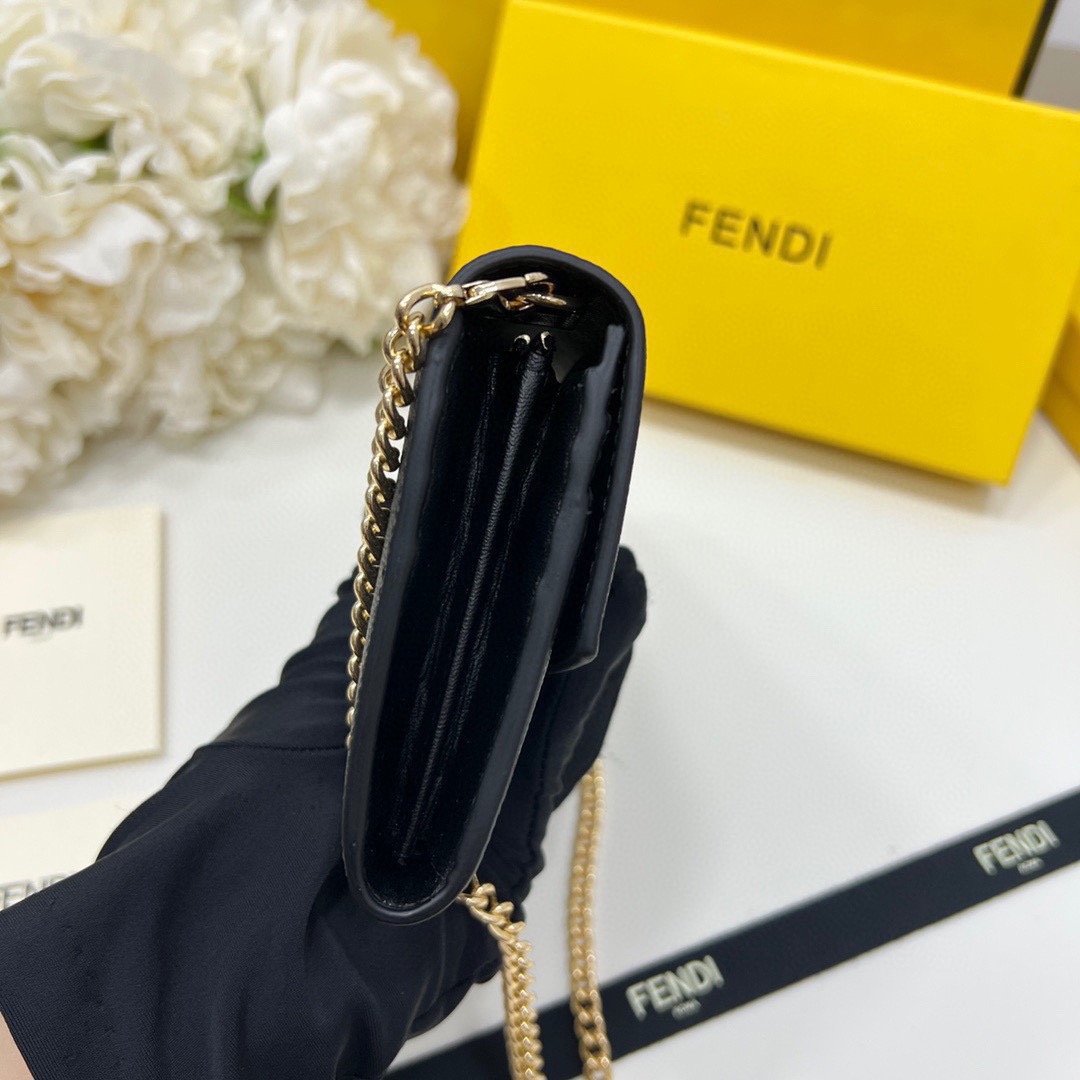 FENDI フェンディ ショルダーバッグ ロゴプレート チェーン付き 黒 - 画像 6