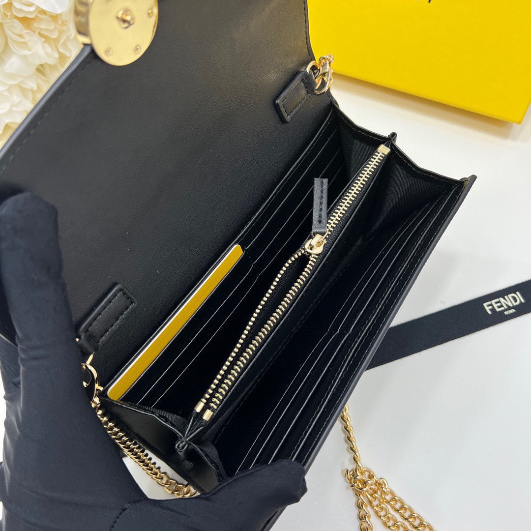 FENDI フェンディ ショルダーバッグ コピー ロゴプレート チェーン付き 黒 - 画像 9
