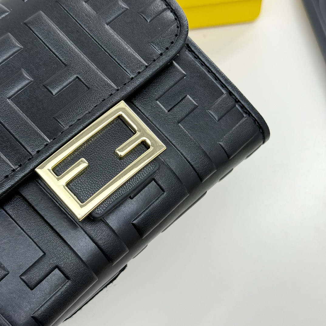 FENDI ミニ財布 フェンディ ロゴプレス 黒 レディース - 画像 4
