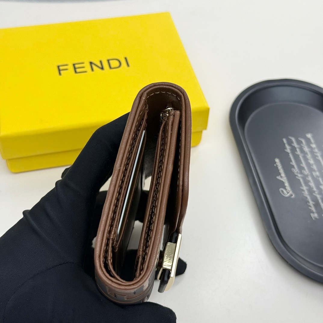 FENDI コピー ミニ財布 フェンディ ロゴ柄 ブラック ブラウン チェーン付き - 画像 5
