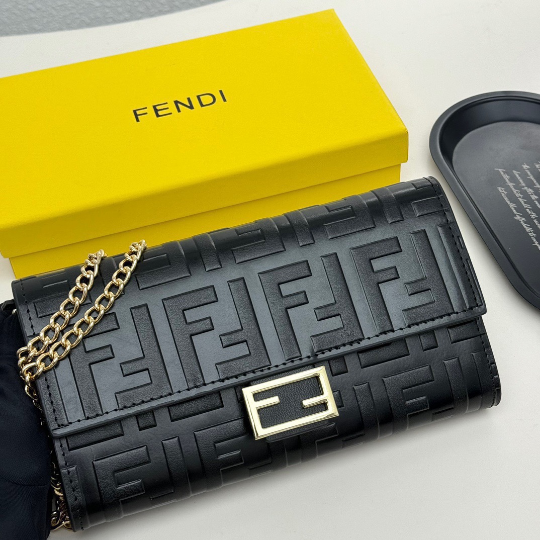 FENDI バッグコピー ミニショルダーバッグ フェンディ ロゴ柄 チェーン付き 黒 - 画像 2