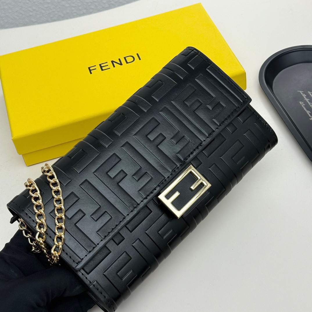 FENDI フェンディ ミニショルダーバッグ ロゴ柄 本革仕様 黒 ブラック - 画像 3