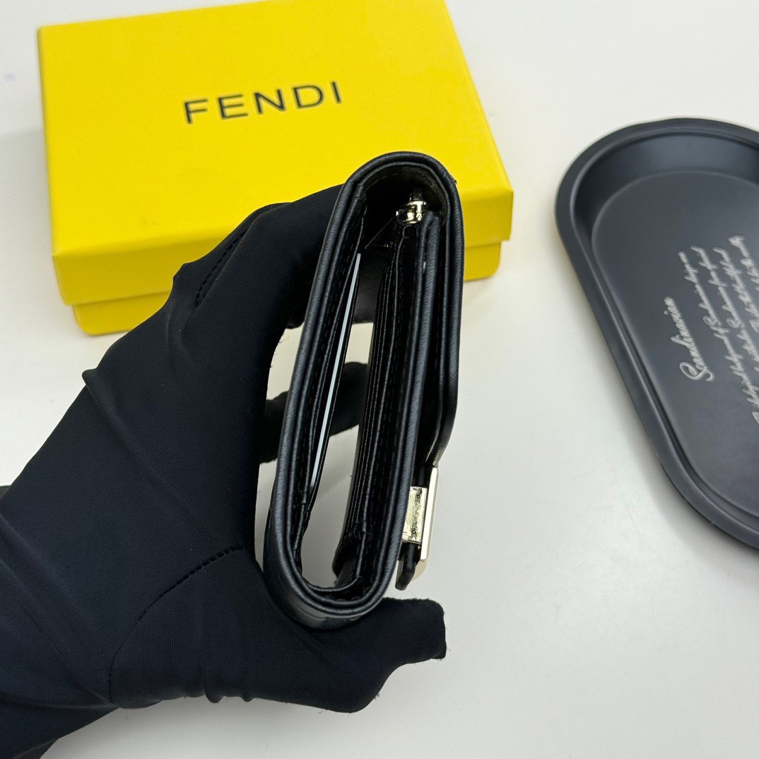 FENDI コピー ミニ財布 フェンディ ロゴ柄 チェーン付き 黒 - 画像 5