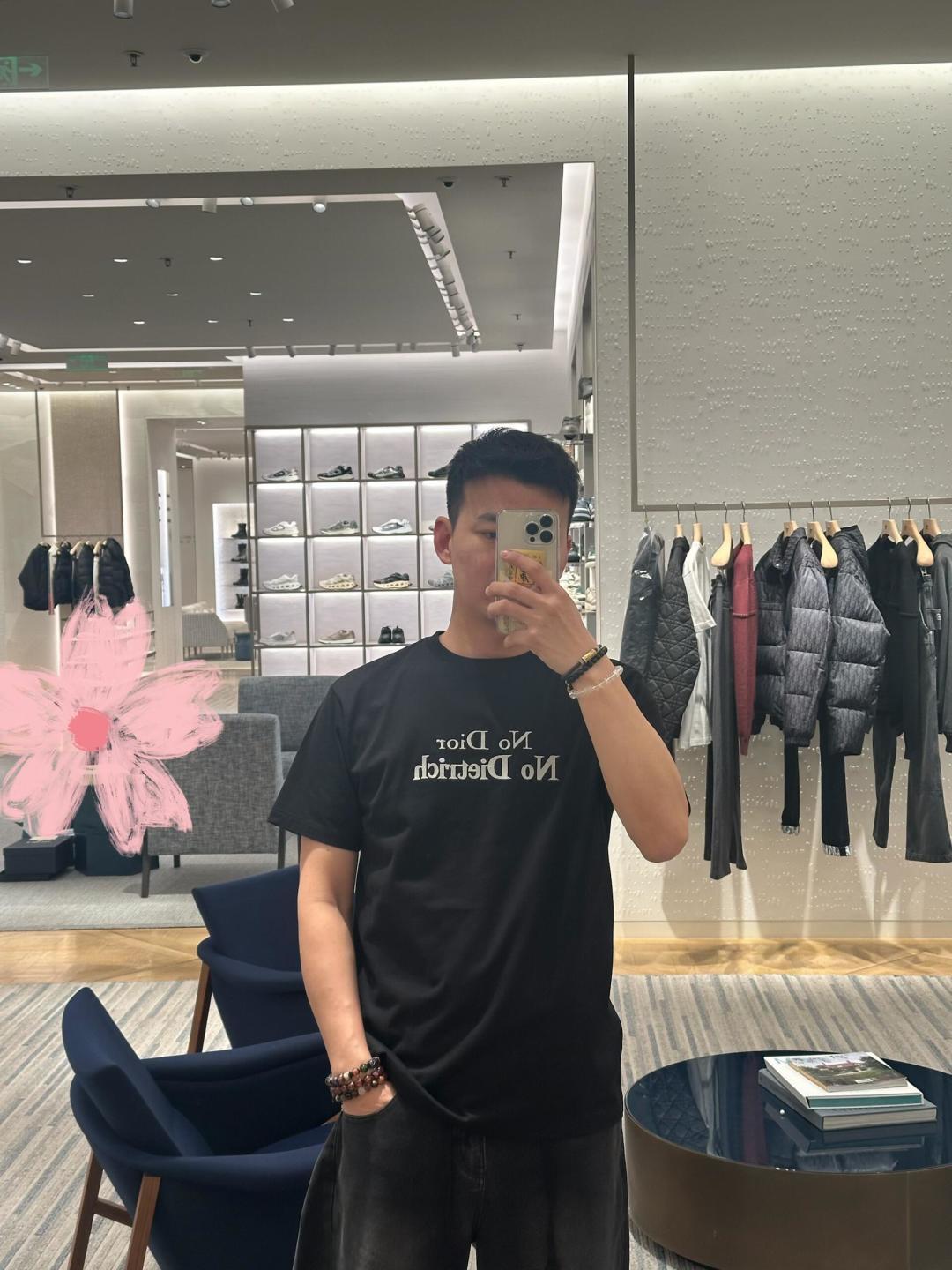 ディオール コピー ロゴTシャツ メンズ 男女兼用 ブラック 白文字 ロゴデザイン 軽量感
