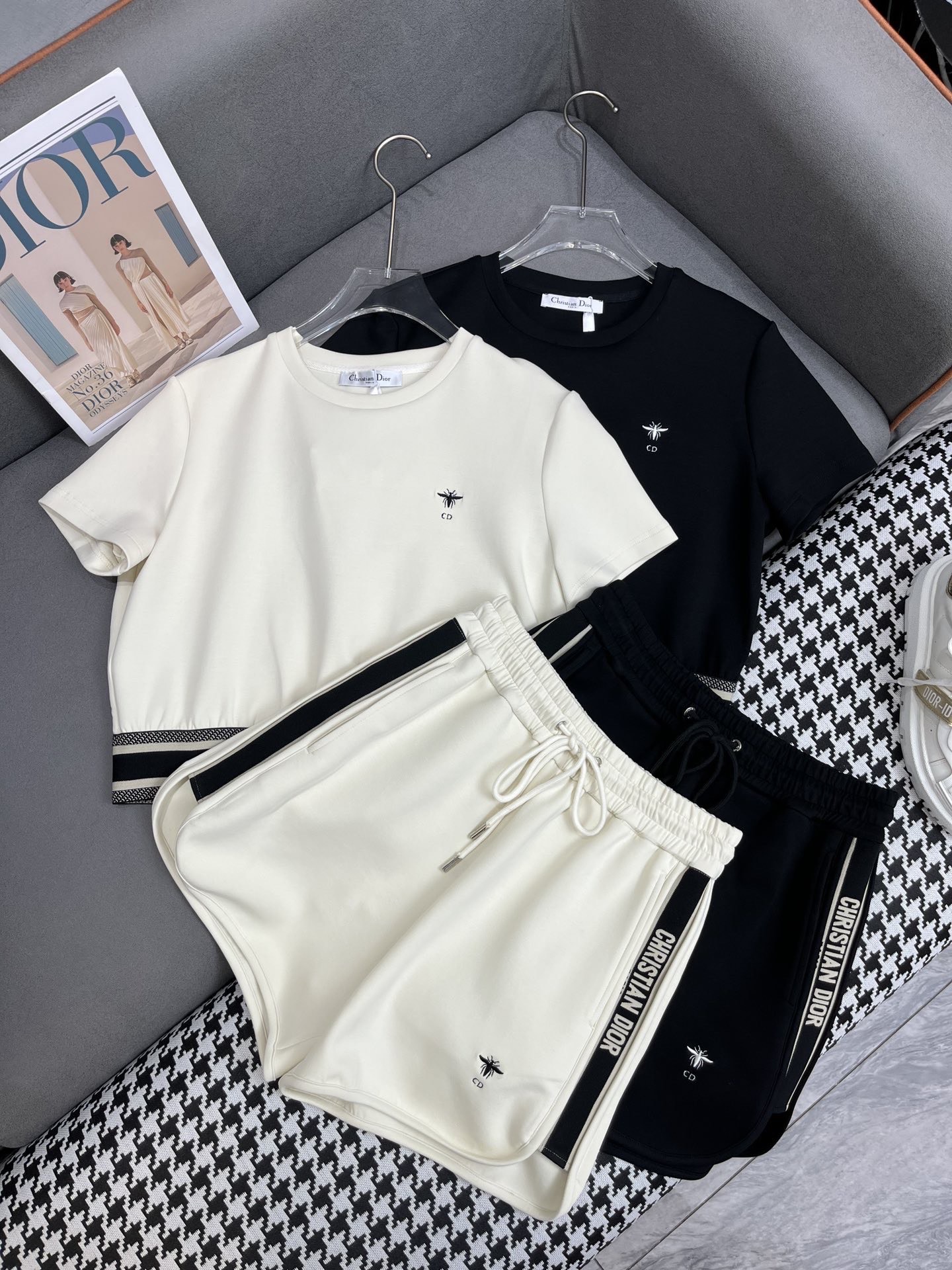 Dior コピー ディオール 小蜜蜂刺繍 ロゴTシャツ+ショートパンツ セット 黒 カーキ