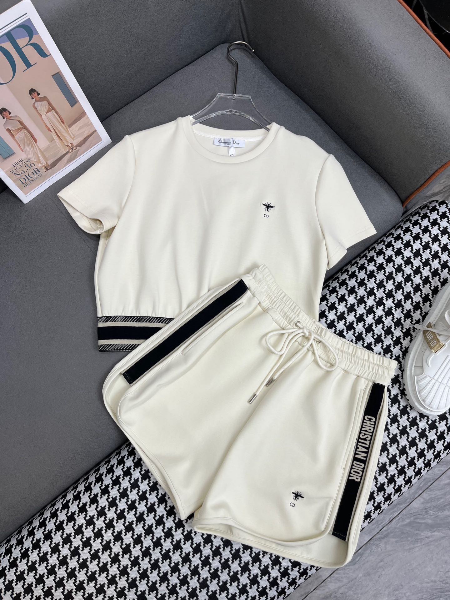 Dior コピー ディオール 小蜜蜂刺繍 ロゴTシャツ+ショートパンツ セット 黒 カーキ - 画像 2