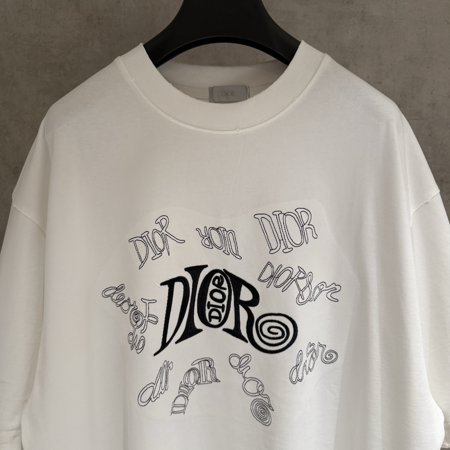 Dior コピー 半袖Tシャツ ロゴ刺繍 フレアデザイン ブラック&ホワイト - 画像 3