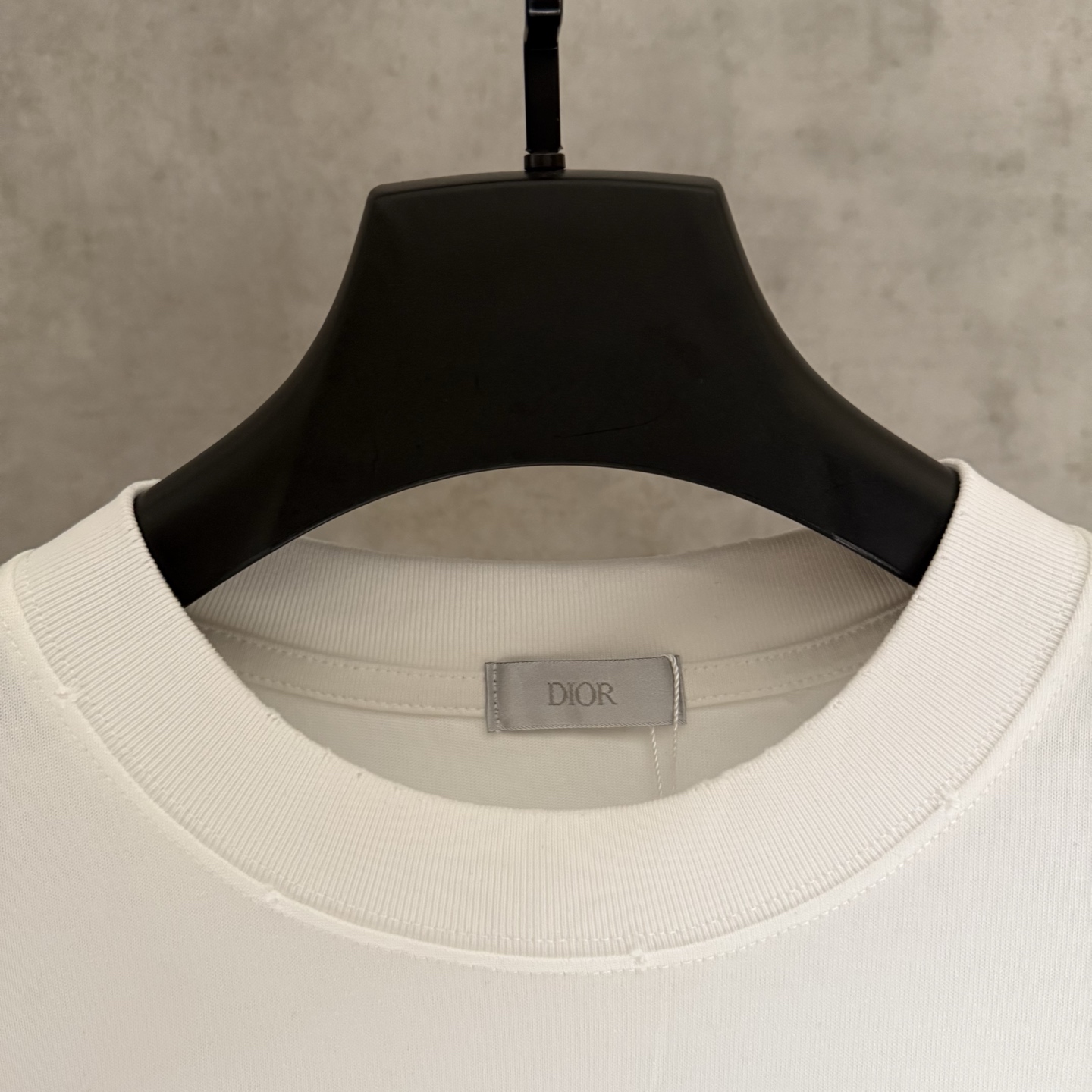 Dior コピー 半袖Tシャツ ロゴ刺繍 フレアデザイン ブラック&ホワイト - 画像 4