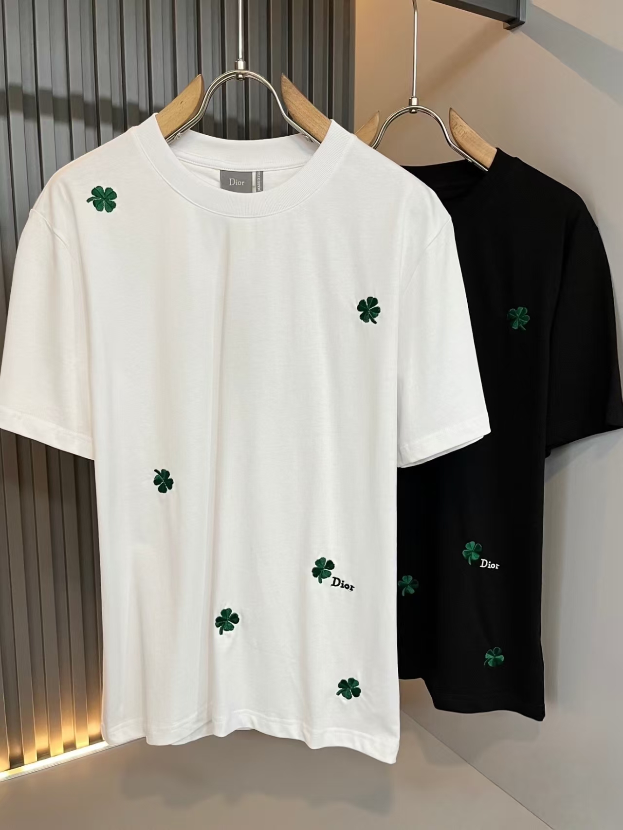 Dior コピー 四葉草刺繍 ロゴTシャツ メンズ レディース 男女兼用 黒 白