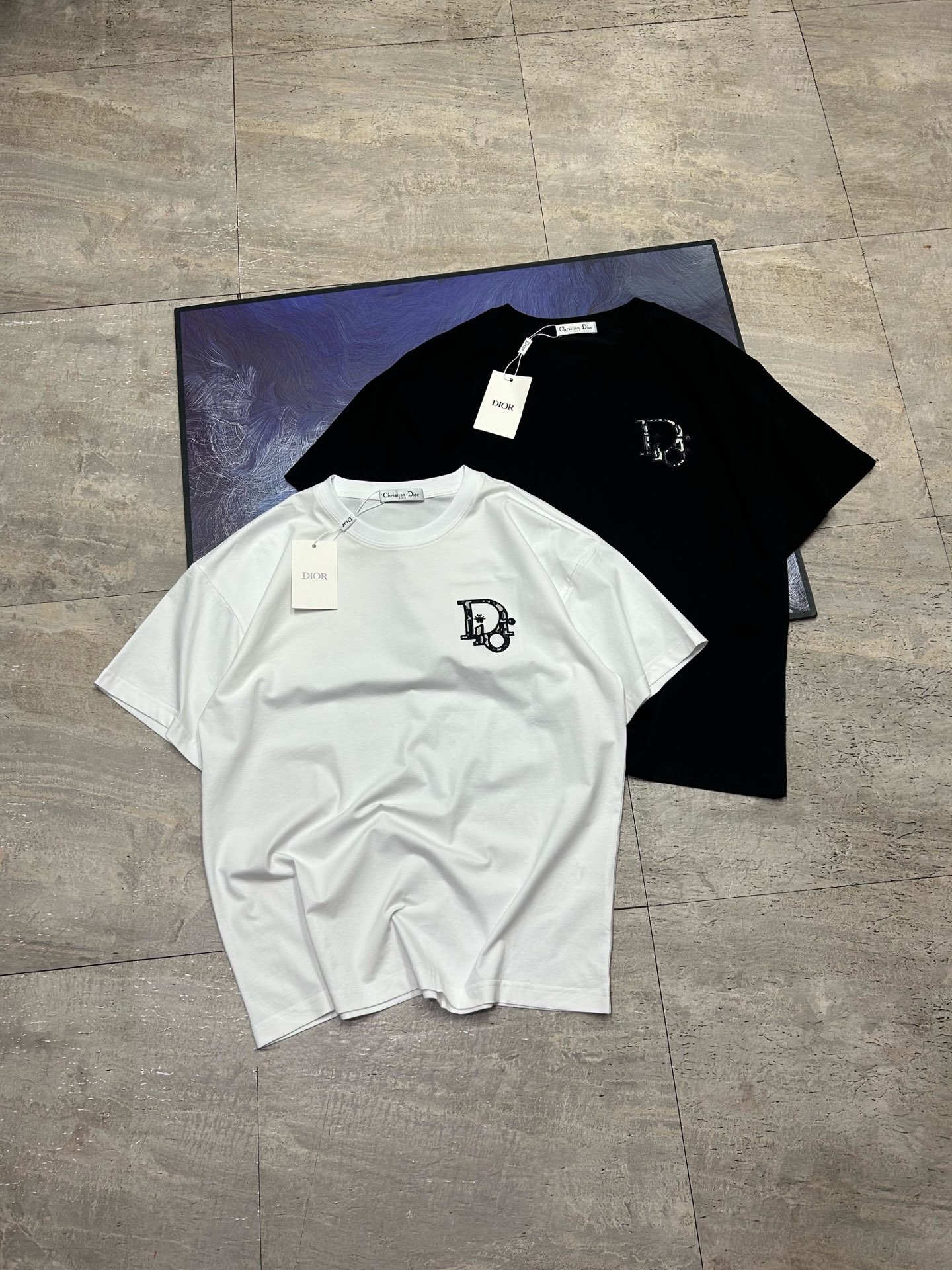 Dior コピー ロゴ刺繍 半袖Tシャツ メンズ レディース 2色展開 白 黒 - 画像 3