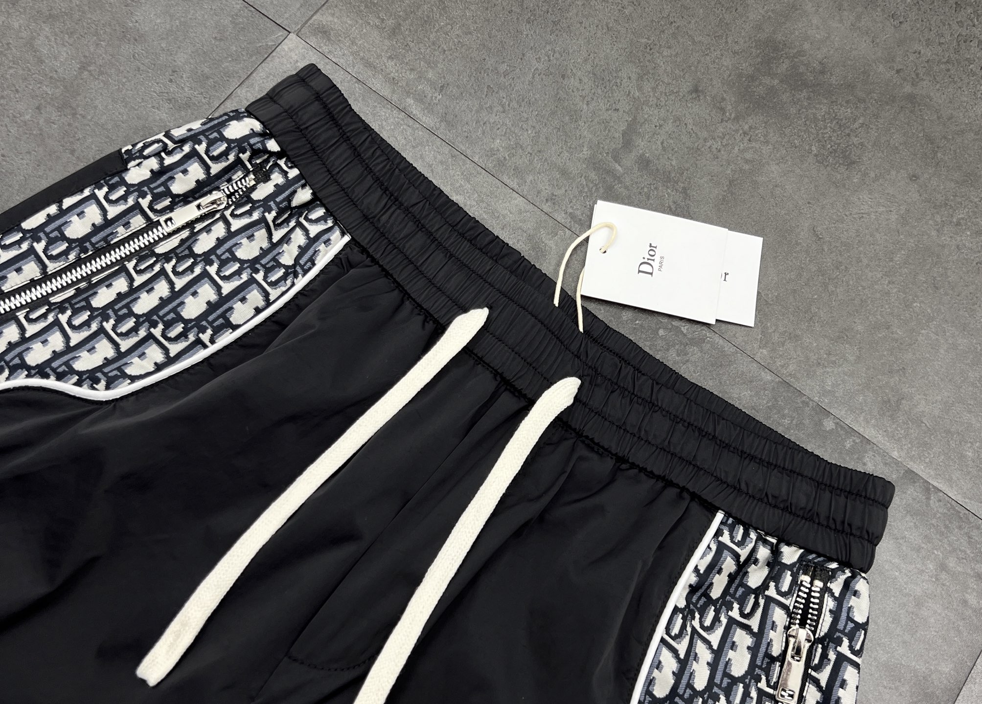 Dior コピー メンズ ショートパンツ 黒 ロゴ柄 オブリク ファスナー付き メッシュインナー - 画像 2