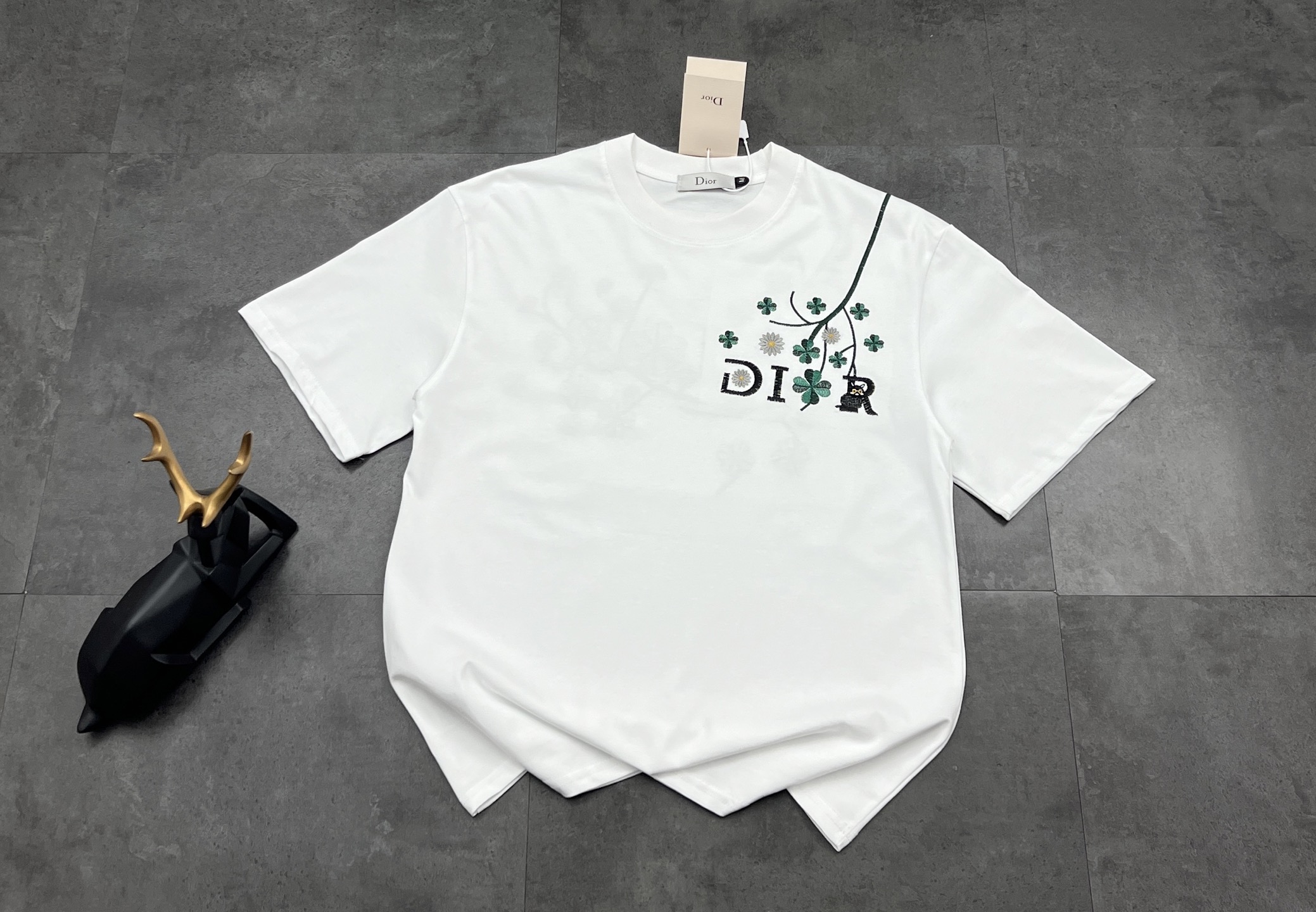 Dior コピー Tシャツ ディオール コピー 四葉草刺繍 ディオールロゴ レディース メンズ ホワイト