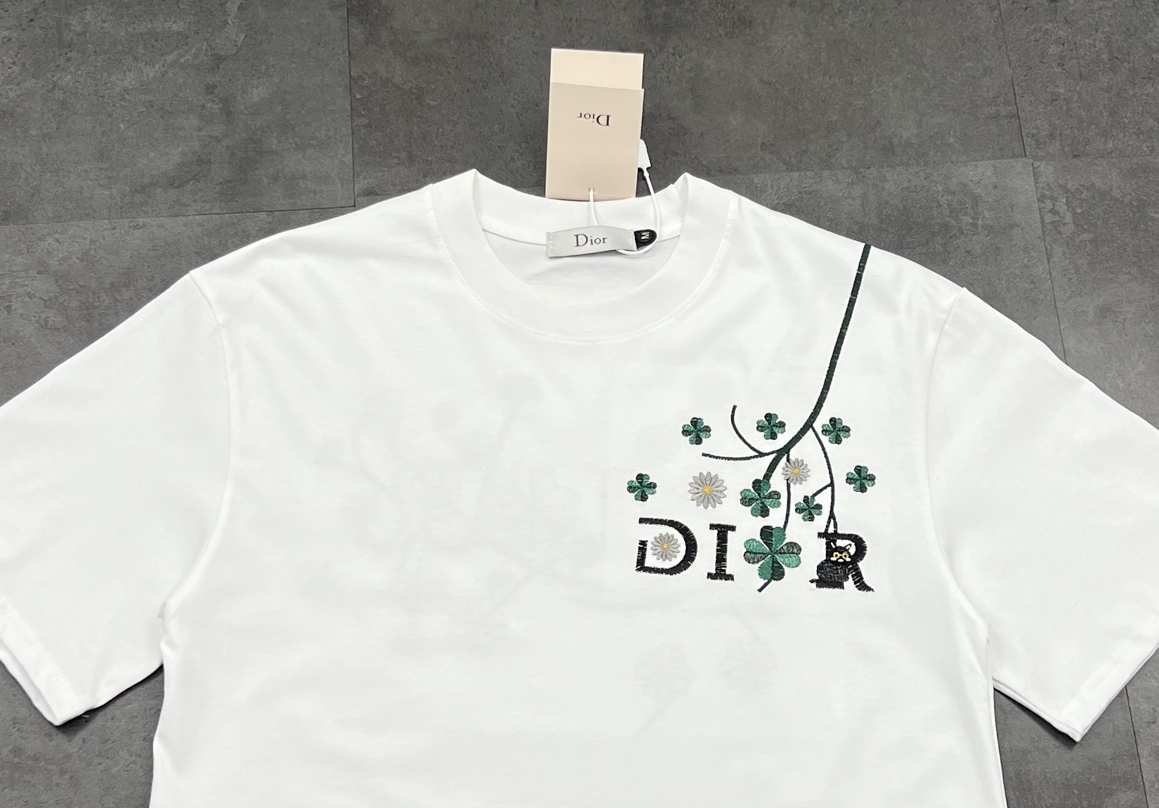 Dior コピー Tシャツ ディオール コピー 四葉草刺繍 ディオールロゴ レディース メンズ ホワイト - 画像 4