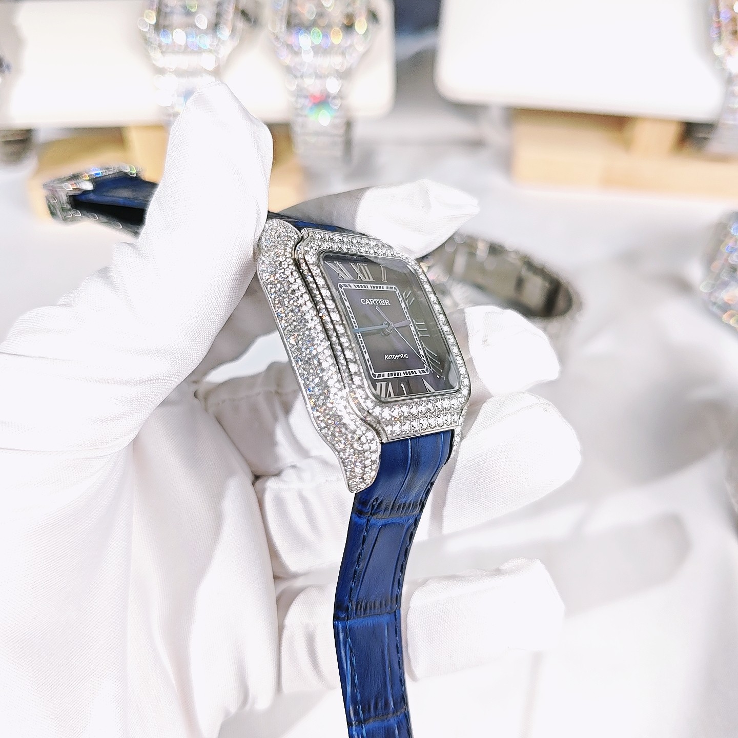 CARTIER カルティエ スーパーコピー 時計 メンズ ブラック ブルーダイヤモンド ミルグレイン デザイン 40mm ブルーレザーベルト - 画像 4