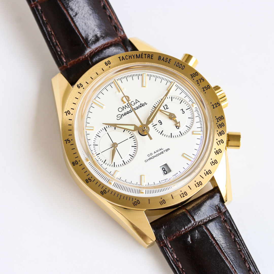 OMEGA スピードマスター コピー 金ベゼル 白文字盤 メンズ 腕時計 ブラウンレザー