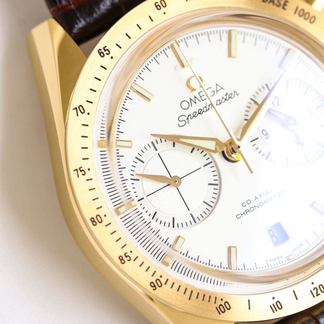 OMEGA スピードマスター コピー 金ベゼル 白文字盤 メンズ 腕時計 ブラウンレザー - 画像 4