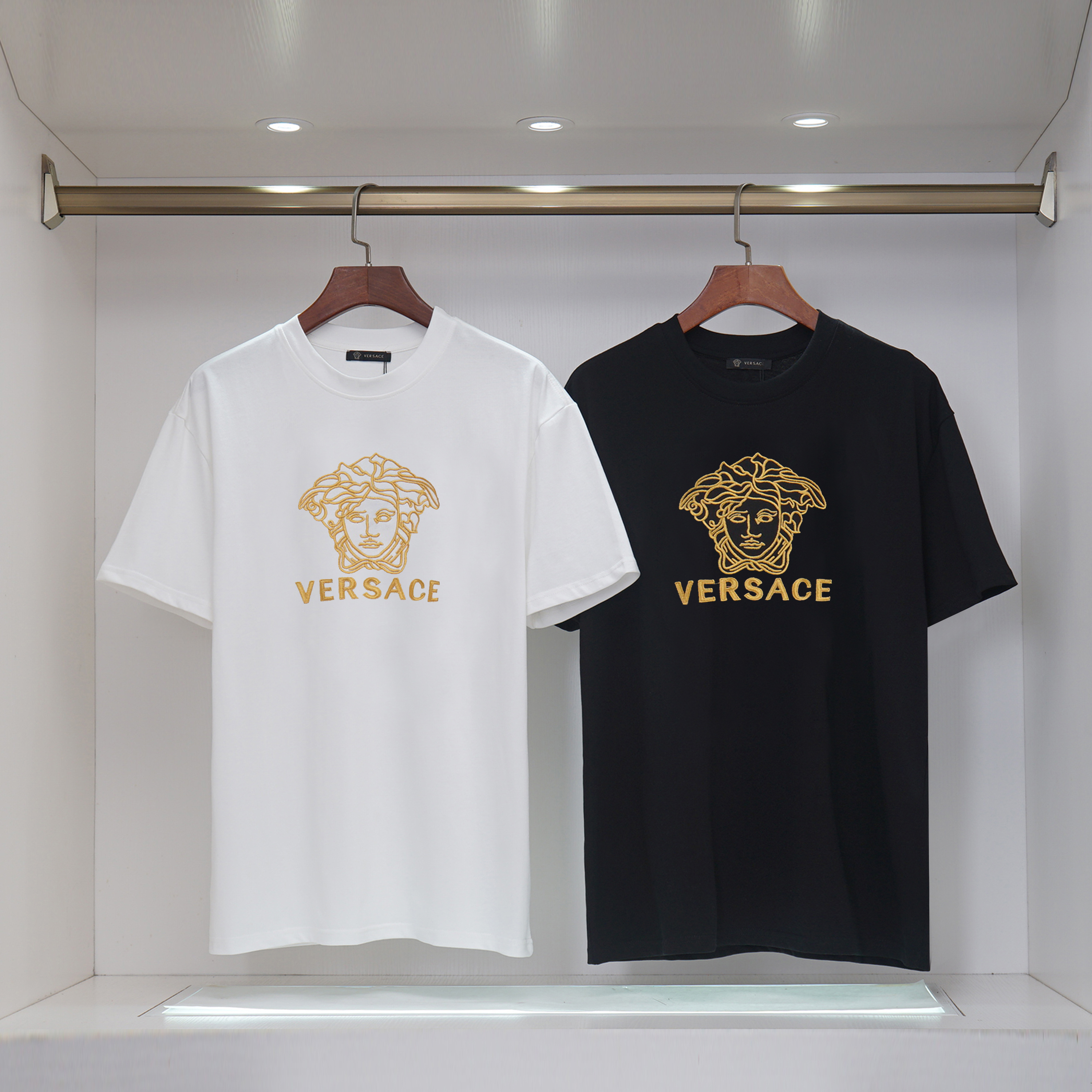 ヴェルサーチ　Tシャツ　半袖　ブラック　ホワイト　 Versace　刺繍　シャツ　クルーネック　メンズシャツ　T-shirt　2色