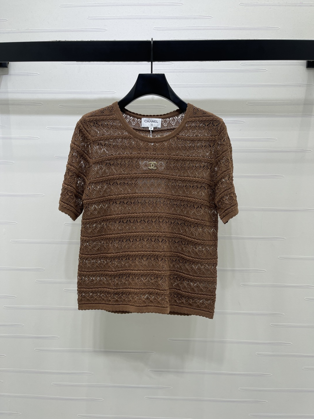 CHANEL コピー ニット Tシャツ レディース 通気性 オープンワーク ロゴ刺繍 シルエット 春夏 新作 カフェ風 全2色