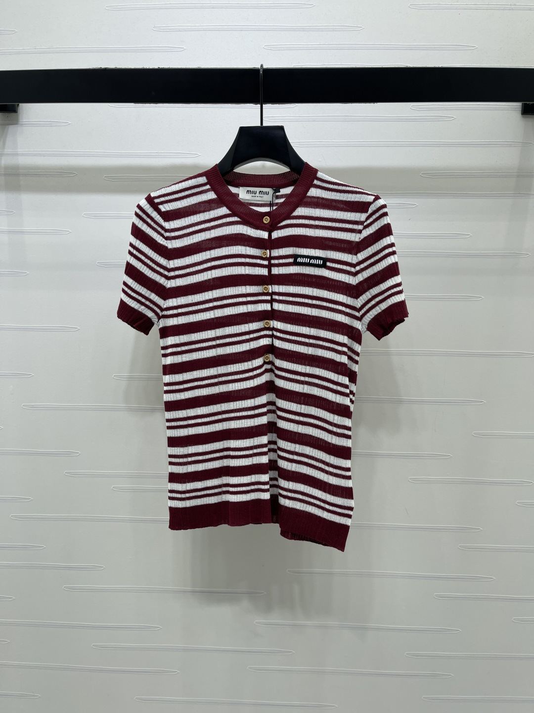 Miu Miu ニット Tシャツ コピー  striped 半開襟 ロゴパッチ レディース レッド