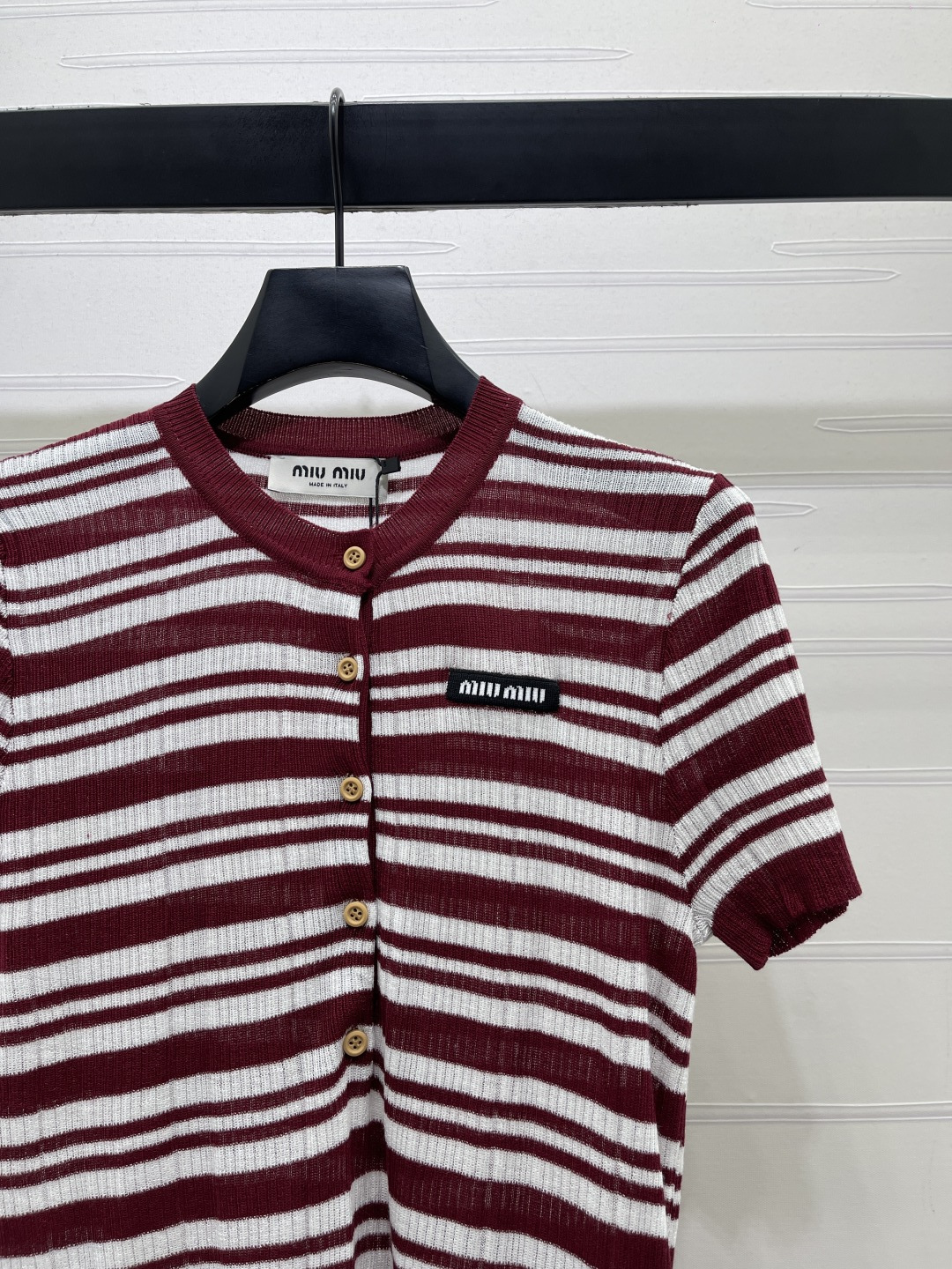 Miu Miu ニット Tシャツ コピー  striped 半開襟 ロゴパッチ レディース レッド - 画像 2
