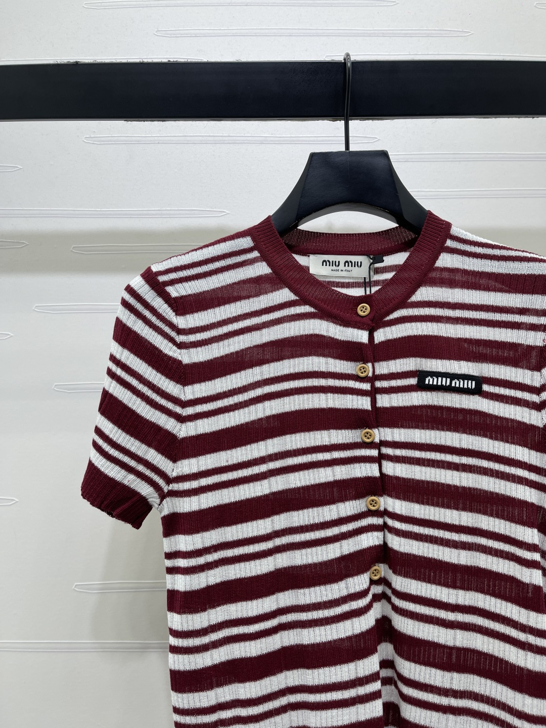 Miu Miu ニット Tシャツ コピー  striped 半開襟 ロゴパッチ レディース レッド - 画像 3