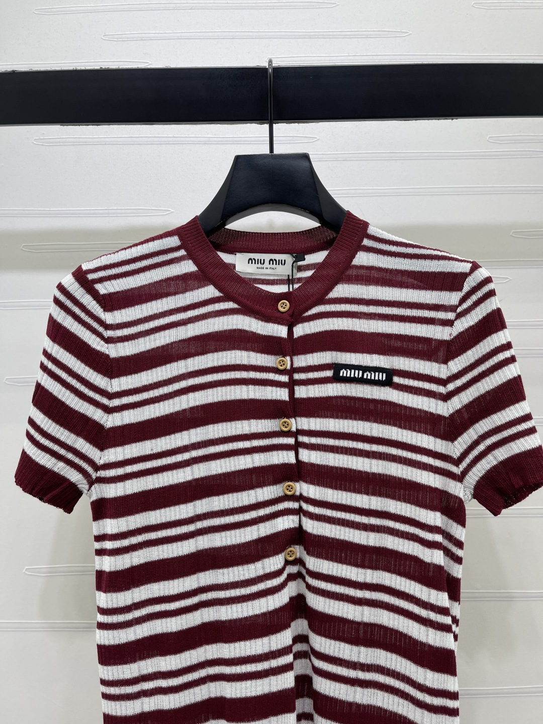 Miu Miu ニット Tシャツ コピー  striped 半開襟 ロゴパッチ レディース レッド - 画像 4