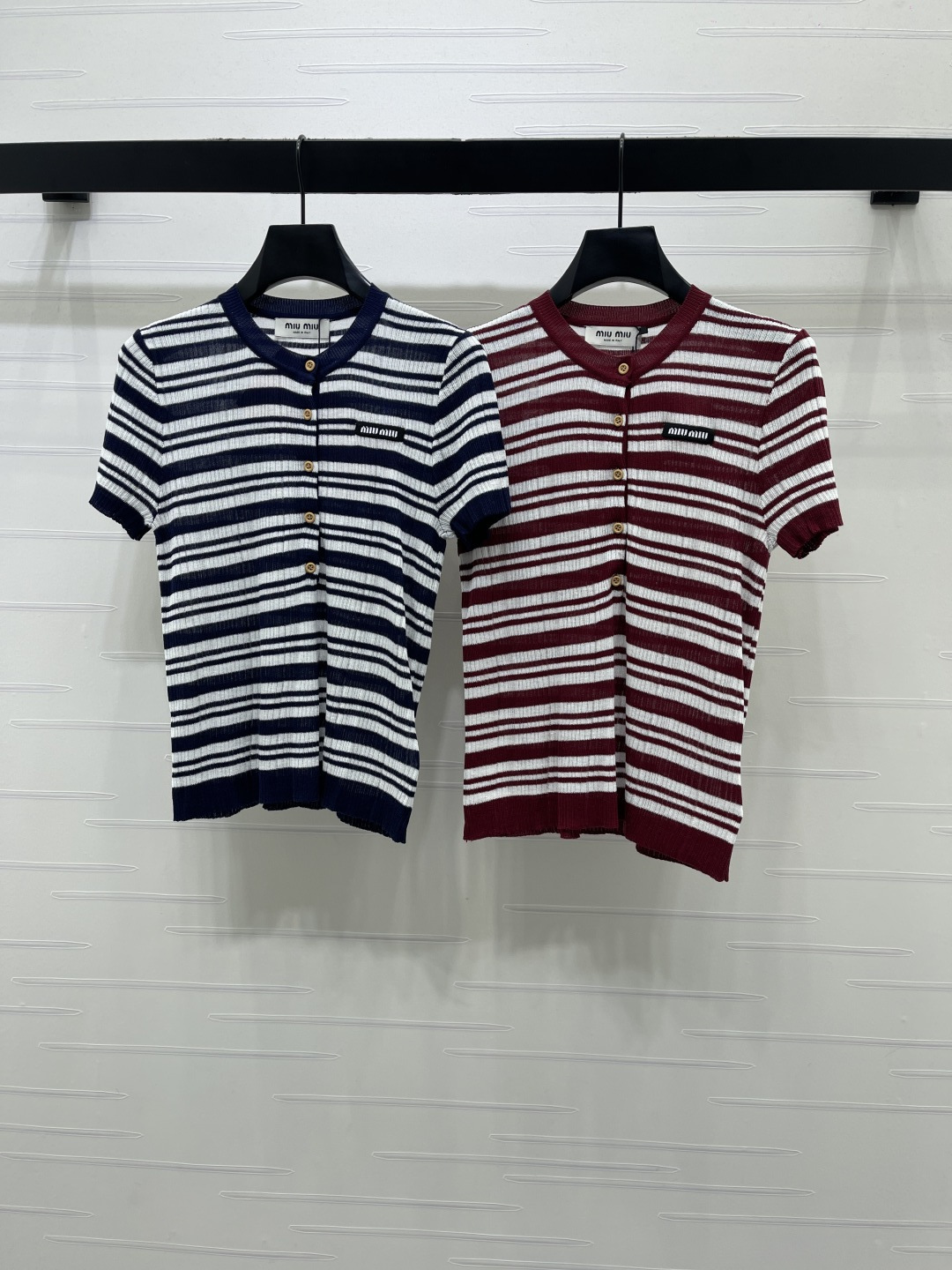 MIU MIU ニット 半開襟 Tシャツ コピー レディース 条纹 ロゴ チェンジカラー 全2色