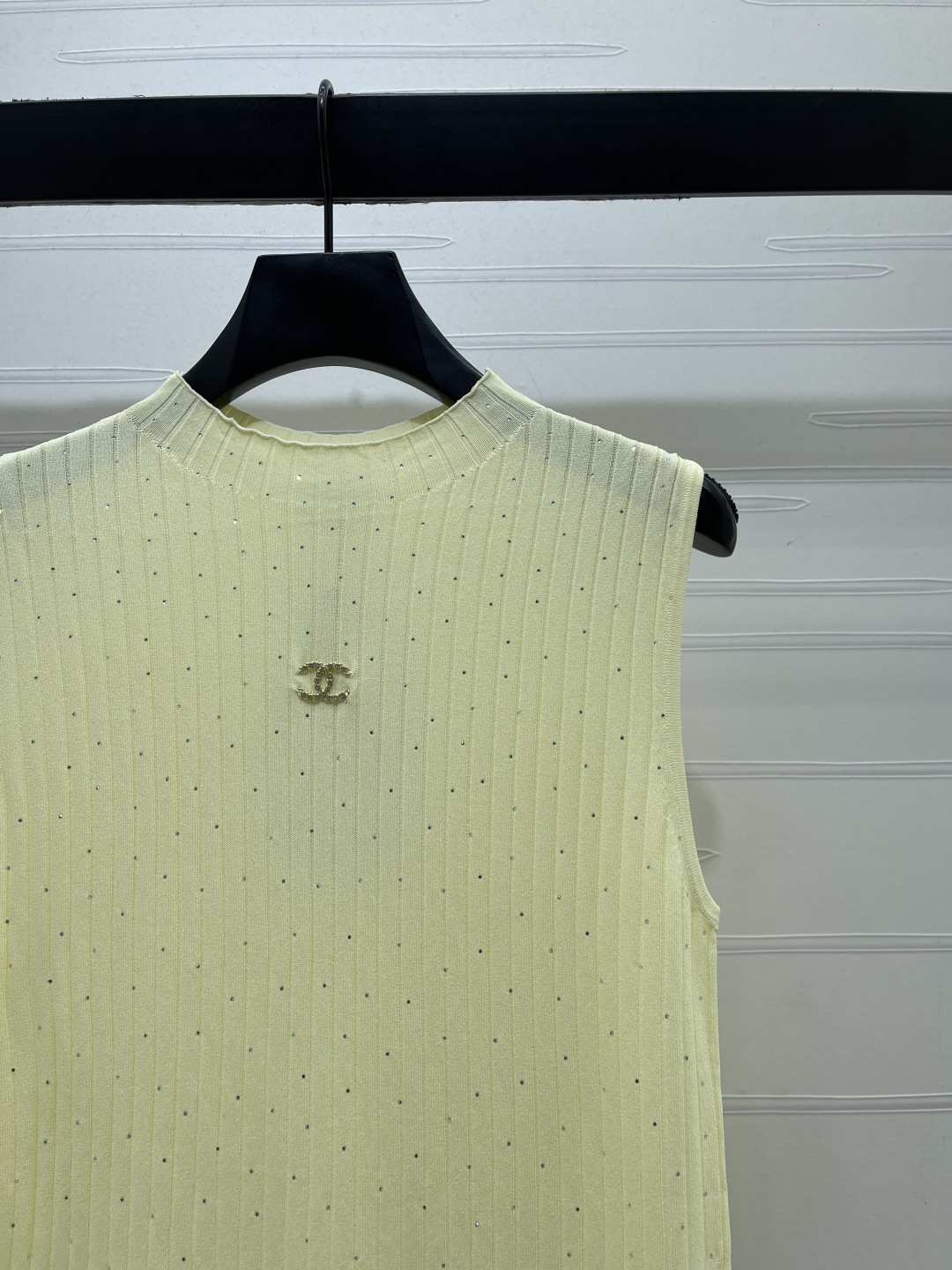 CHANEL ニット タンクトップ コピー 半高領 粗坑条 烫钻 ダイヤモンド ロゴ ミニ レディース 2色展開 - 画像 2