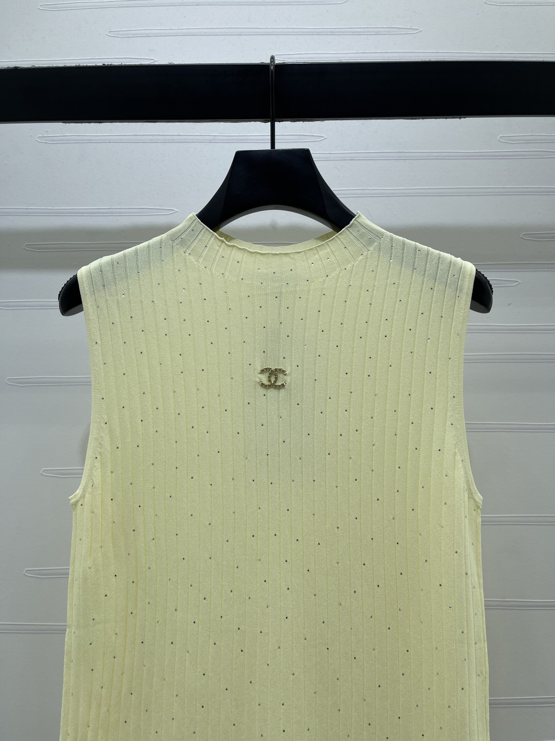 CHANEL ニット タンクトップ コピー 半高領 粗坑条 烫钻 ダイヤモンド ロゴ ミニ レディース 2色展開 - 画像 4