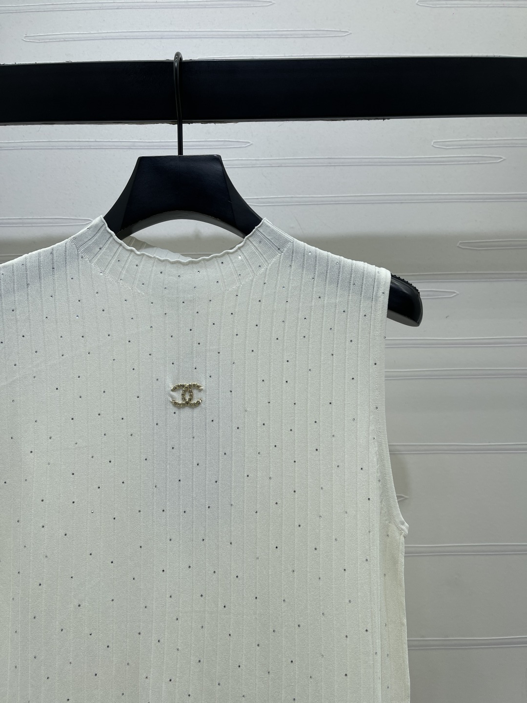CHANEL コピー ニット バックレス ベスト 半高領 ロゴ付き プリント 通気性 軽量 2色展開 - 画像 3