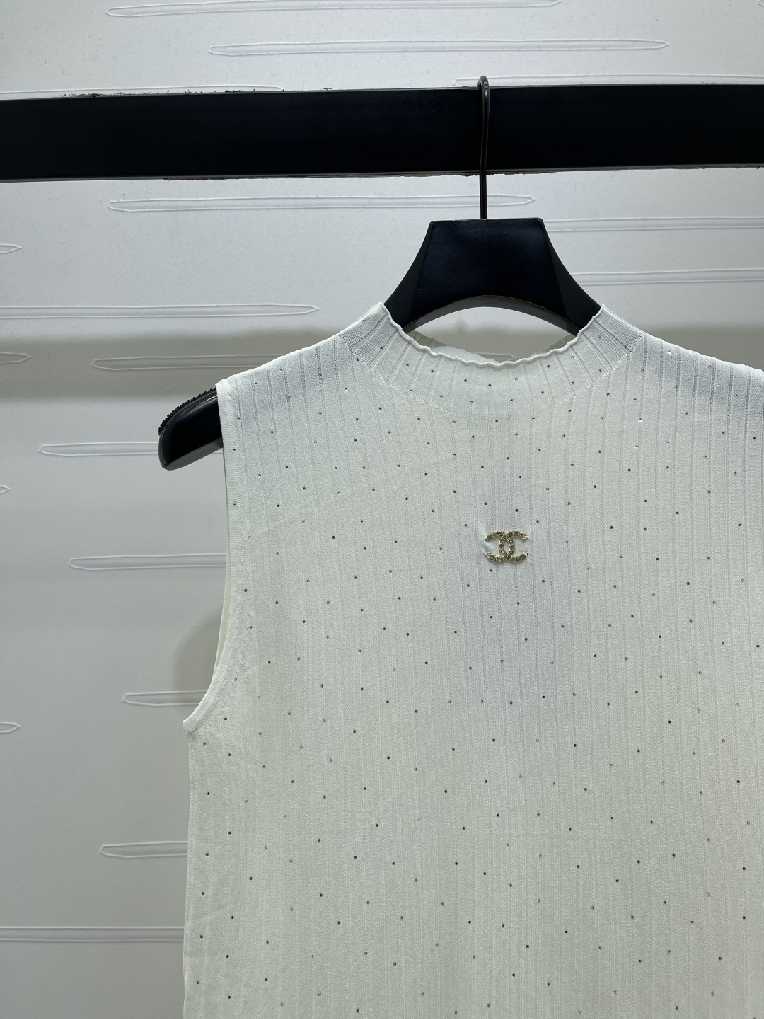CHANEL コピー ニット バックレス ベスト 半高領 ロゴ付き プリント 通気性 軽量 2色展開 - 画像 4