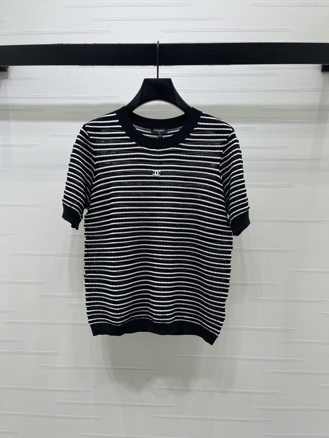 CHANEL ニット Tシャツ コピー 通気性抜群 ロゴ刺繍 黒白ストライプ レディース 2色展開