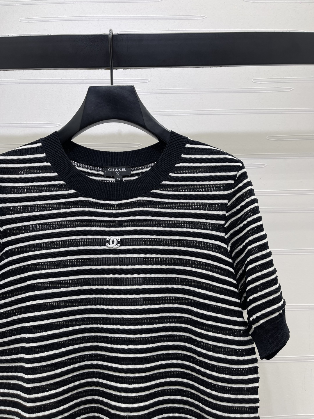CHANEL ニット Tシャツ コピー 通気性抜群 ロゴ刺繍 黒白ストライプ レディース 2色展開 - 画像 2