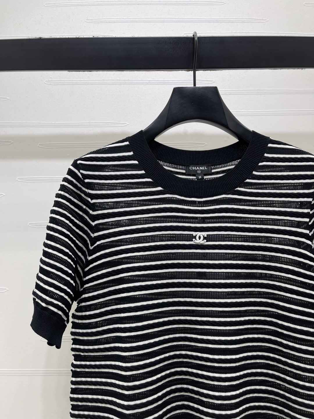 CHANEL ニット Tシャツ コピー 通気性抜群 ロゴ刺繍 黒白ストライプ レディース 2色展開 - 画像 3