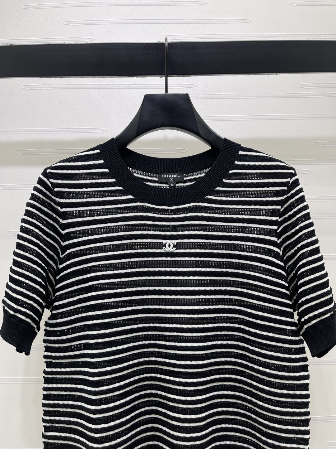 CHANEL ニット Tシャツ コピー 通気性抜群 ロゴ刺繍 黒白ストライプ レディース 2色展開 - 画像 4