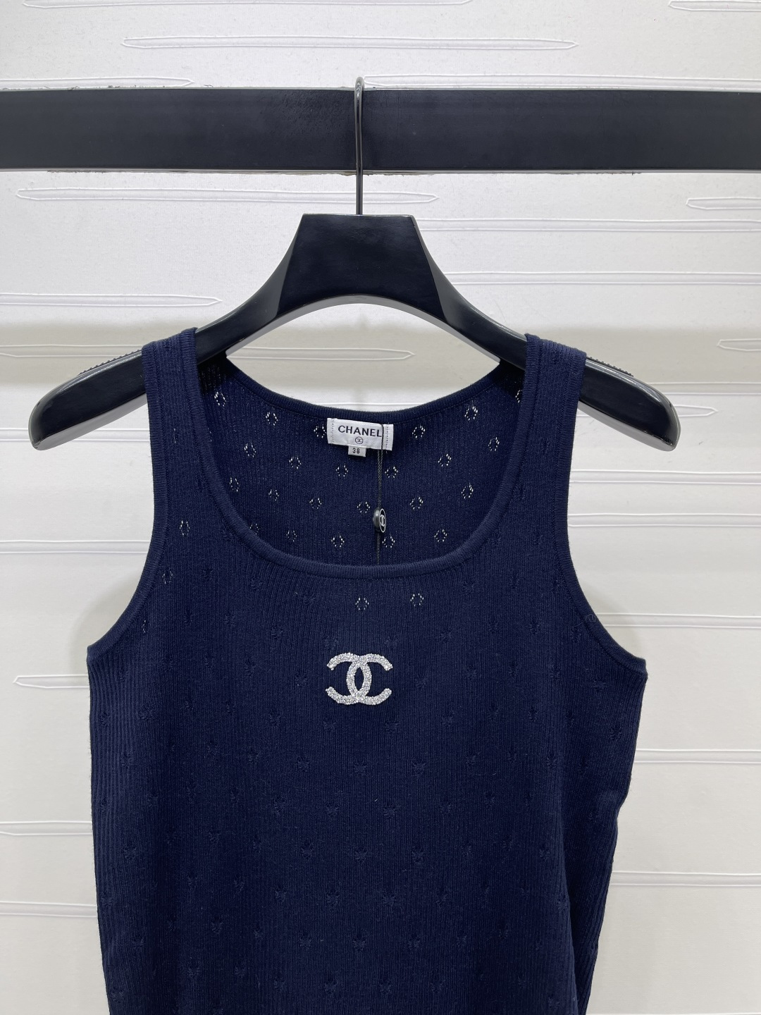 CHANEL ニット タンクトップ コピー 通気性抜群の縦編み ロゴ刺繍 半袖 レディース ブルーブラック 3色展開 - 画像 2